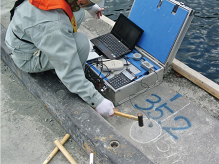 護岸鋼矢板の設置深度調査状況